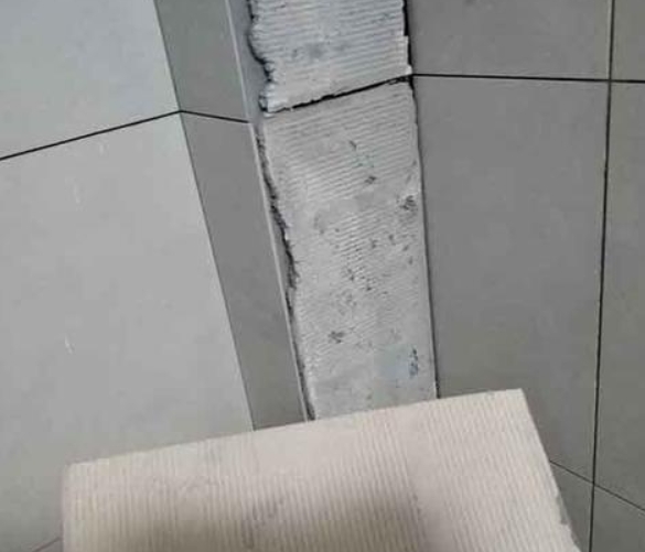 介休瓷砖空鼓维修公司分享下厨房瓷砖脱落的补救措施。